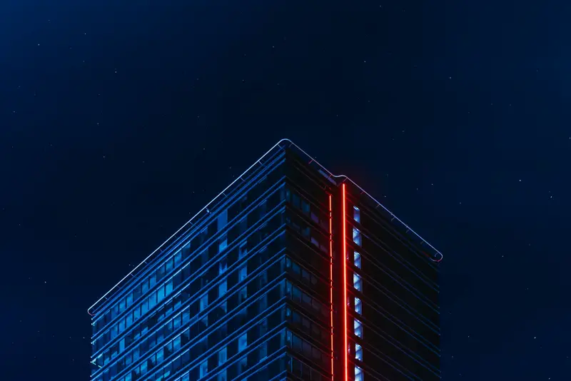 Edificio moderno illuminato di notte da luci rosse e blu
